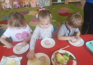 Dzieci przygotowują zdrowe kanapki.