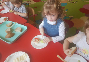 Dzieci przygotowują zdrowe kanapki.