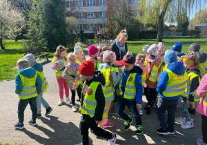 Dzieci w trakcie akcji "Sprzątamy dla Polski".