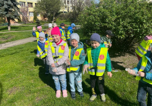 Dzieci w trakcie akcji "Sprzątamy dla Polski".