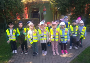 Dzieci z grupy "Żabki" przed budynkiem przedszkola.