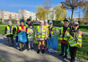 Dzieci z grupy Pszczółki podczas udziału w akcji "Sprzątanie dla Polski 2023".