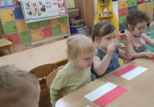 Dzieci przygotowują flagę Polski