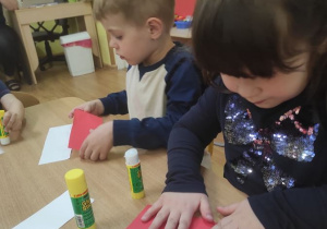 Dzieci przygotowują flagę Polski