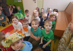 Dzieci z grupy Pszczółki oglądają przedstawienie z okazji Pierwszego Dnia Wiosny.