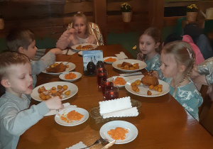 Antek, Adam, Zuzia, Kornelia i Nikola jedzą obiad.