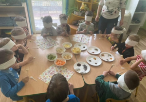 Dzieci podczas degustacji owoców i warzyw.