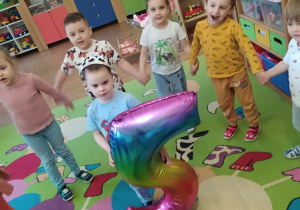 Dzieci śpiewają Oskarkowi "100 lat!"