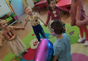 Dzieci śpiewają Oskarkowi "100 lat!"
