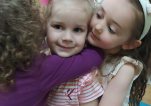 Dzieci przytulają Zosię i składają jej życzenia urodzinowe