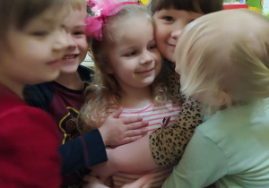 Dzieci przytulają Zosię i składają jej życzenia urodzinowe