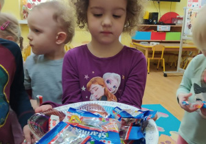 Lilianka częstuje dzieci cukierkami