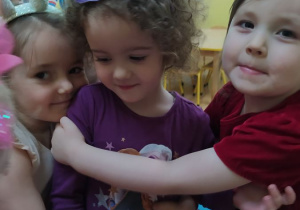 Dzieci przytulają Lilę i składają jej życzenia urodzinowe