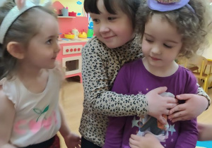 Dzieci przytulają Lilę i składają jej życzenia urodzinowe