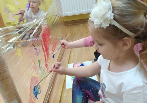 Dzieci malują farbami na folii do utworu A.Vivaldiego "Wiosna"