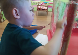 Dzieci malują farbami na folii do muzyki A.Vivaldiego
