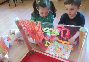 Dzieci malują farbami na folii do muzyki A.Vivaldiego