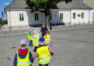 Dzieci idą do Muzeum Regionalnego w Kutnie