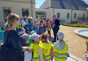 PRzywitanie dzieci przez Dyrektora Muzeum Regionalnego w Kutnie