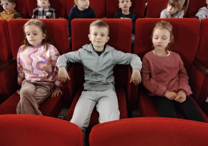 Nina, Jaś i Luiza w teatrze