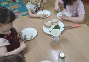 Dzieci przygotowują kanapki z twarożkiem i szczypiorkiem.