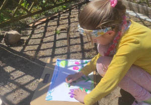 Dzieci obserwują a następnie malują ogród kwiatowy.