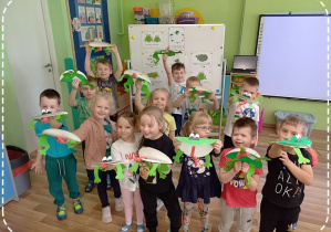Dzieci z radością bawią się swoimi żabkami