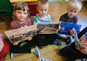 Julka,Olek i Szymon oglądają zdjęcia naszego miasta.