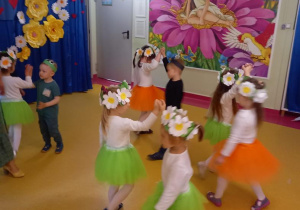 Dzieci w układzie tanecznym "Wiosenne rytmy".