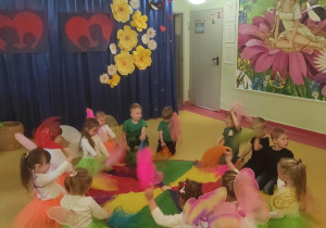 Dzieci w układzie tanecznym " Motyle".