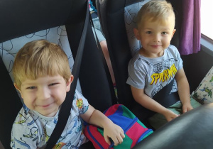 Dzieci siedzą w autokarze