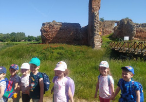 Dzieci pod ruinami zamku w Besiekierach