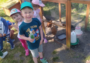 Dzieci ogladają kury