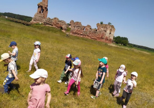 Dzieci pod ruinami zamku w Besiekierach
