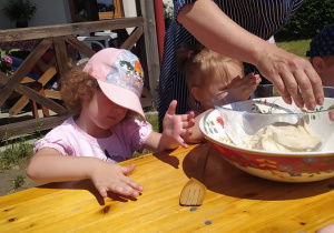 Dzieci przygotowują ciasto na podpłomyk