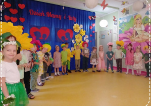 Dzieci z grupy "Żabki" tuż przed przedstawieniem
