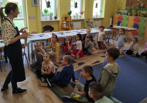 Dzieci słuchają instrukcji wykonania toreb