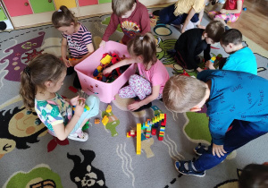 Dzieci budują z klocków lego elementy pochodzące z krainy kolorów