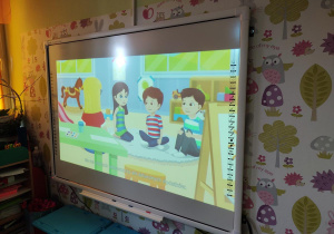 Dzieic oglądają film o produktach ekologicznych