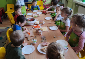 Dzieci sprawdzają jak smakują produkty ekologiczne, dzielą się swoimi spostrzeżeniami