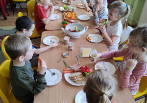 Dzieci sprawdzają jak smakują produkty ekologiczne, dzielą się swoimi spostrzeżeniami