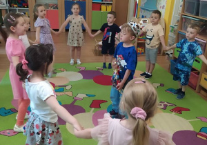 Dzieci śpiewają Sławkowi "100 lat!"