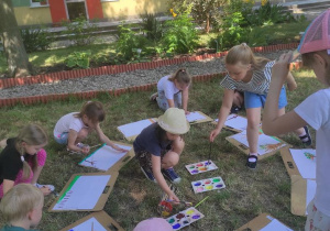 Dzieci w trakcie malowania wędrującego obrazu.