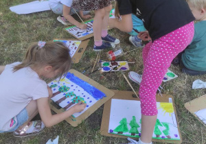 Dzieci w trakcie malowania wędrującego obrazu.