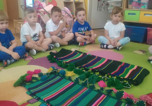 Dzieci ogladają 200 letni dywan łowicki