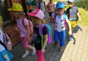 Dzieci na wycieczce w ZOO Borysew