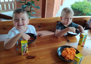 Dzieci podczas obiadu