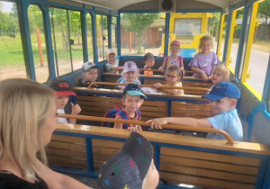 Dzieci podczas jazdy Zoo kolejką.