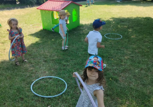 Dzieci z grupy Elfy podczas zabaw w ogrodzie przedszkolnym.