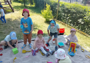 Dzieci z grupy Elfy podczas zabaw w piaskownicy.